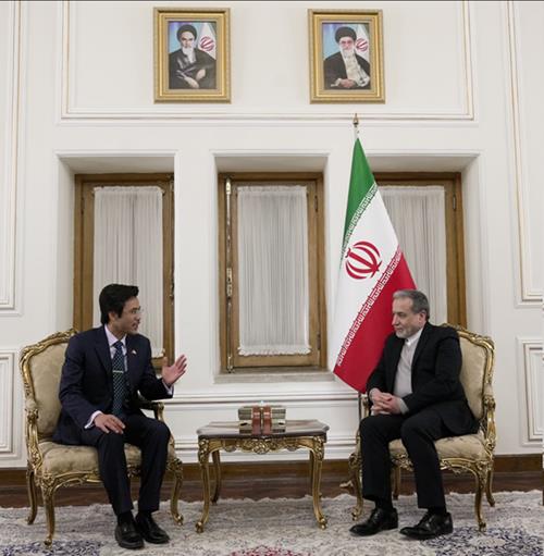 تسلیم+رونوشت+استوارنامههای+سفرای+جدید+ویتنام+و+نیوزیلند+به+عراقچی