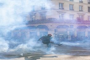 法国爆发严重暴力骚乱，香榭丽舍大街遭打砸、百年市政厅被焚，约1200人被捕，马克龙发声