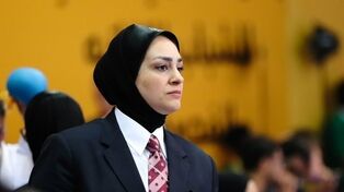 إمرأة إیرانیة تشارک فی تحکیم بطولة العالم للکاراتیه

