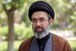 قائد الثورة الإسلامیة یعزّی حجة الإسلام ناطق نوری


