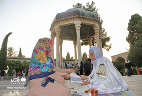 Поэтические чтения у мавзолея Хафеза в Ширазе в честь Дня Хафеза
