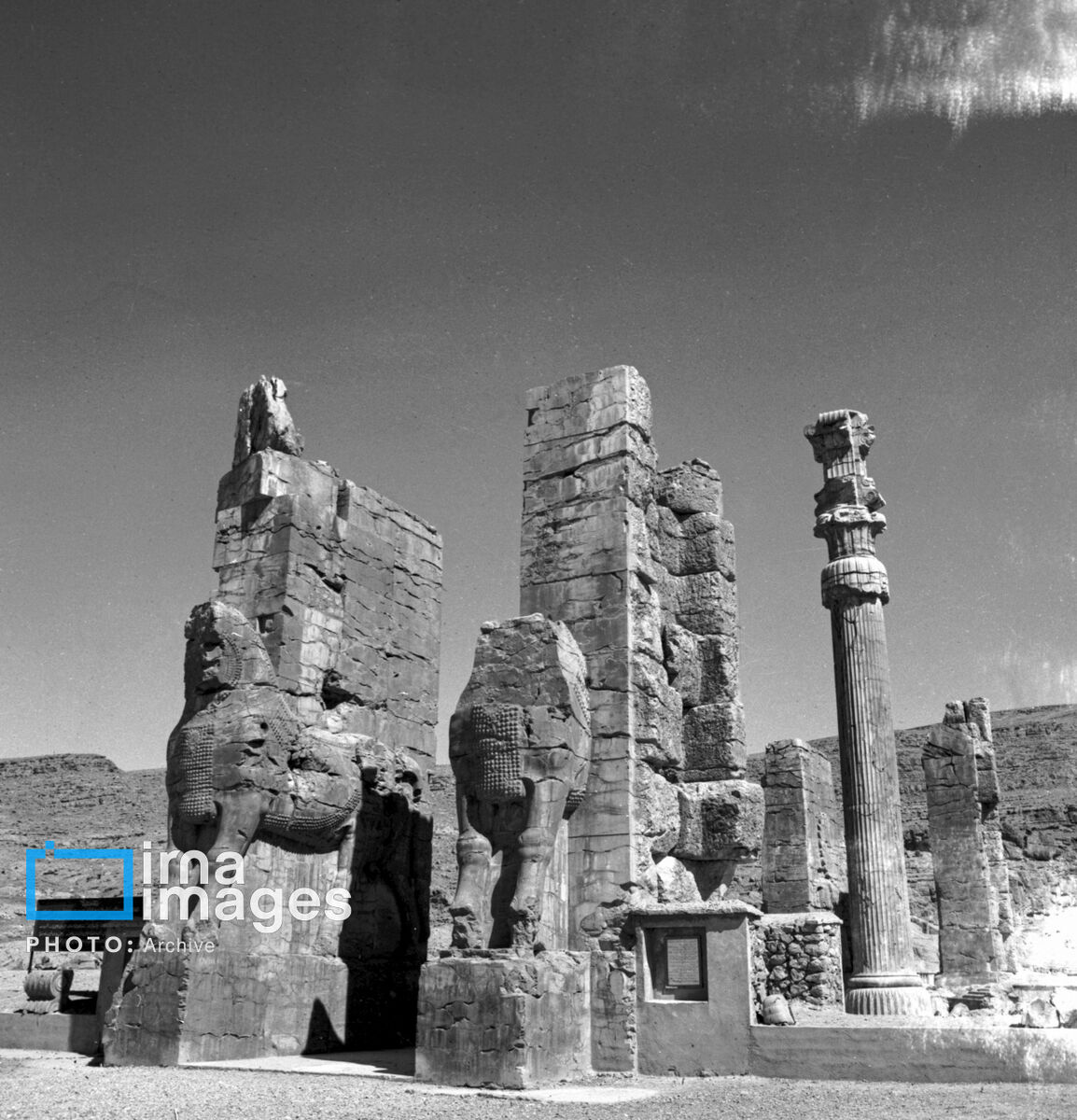 تخت جمشید در دهه 1340 (11)