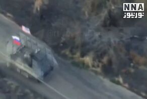 תמונות מוזרות של רכב משוריין אמריקאי מדגם M113 שנתפס על ידי כוחות רוסיים בזפוריז'יה, כשהוא נע ונושא את דגלי ארה