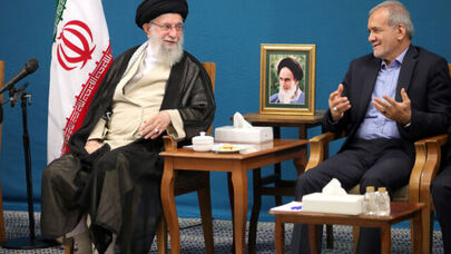 Pezeshkian meets Leader before heading to New York