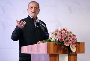 الرئيس الإيراني يفتتح العام الدراسي في إحدى مدارس طهران ويؤكد دعم الحكومة للطلاب