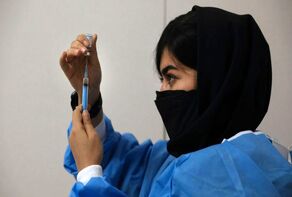ايران تلقّح 400 ألفا من الأجانب ضد كورونا