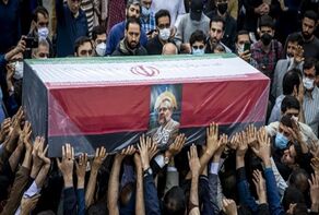 بالفيديو.. تشييع مهيب لجثمان فنان الثورة الاسلامية في ايران