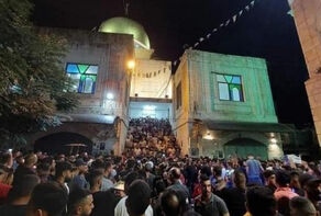 الآلاف من الفلسطينيين يؤدون صلاة 