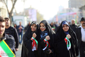 آیا انبوه جوانان و نوجوانان حاضر در راهپیمایی 22 بهمن مخاطب فضای مجازی نبودند؟!