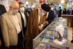 قائد الثورة الاسلامية يتفقّد معرض طهران الدولي للكتاب