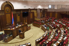 В памяти мучеников катастрофы вертолета; Парламент Армении на минуту замолчал