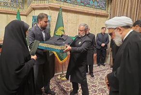 اعطای نشان و لباس خادمی آستان قدس رضوی به خانواده شهید امیرعبداللهیان