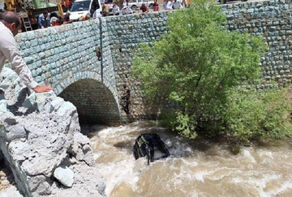 سقوط خودرو پرادو به داخل رودخانه کرج