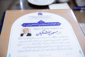 Credential of Iran’s president-elect presented to the Leader