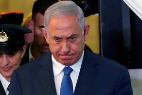 נתניהו מופיע בבית המשפט כדי להעיד באשמת שחיתות והונאה