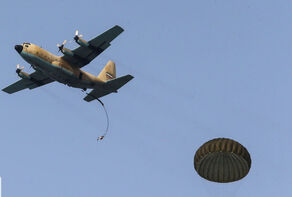 Iran, Belarus kick off joint parachuting drills in Bushehr