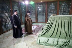 Присутствие Лидера Исламской революции в Священной усыпальнице Имама Хомейни и Саду мучеников (кладбище) Бехеште Захра (мир им)