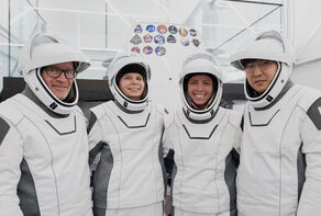 SpaceX 发射 4 人环绕地球两极