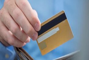 Iran starts issuing debit cards for foreign visitors