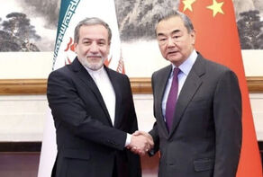 王毅同伊朗外长阿拉格齐会谈