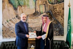 Envoy to KSA hands over Araqchi’s message to his Saudi counterpart