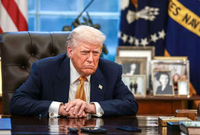 چرا ترامپ پیش از نشستن پشت میز، صندلی را می‌لرزاند؟