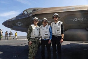 ויטאקר וקושנר ביקרו בנושאת המטוסים USS אברהם לינקולן.