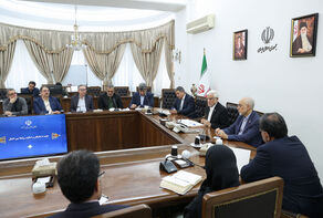 Aref says foreign policy must serve economy, social trust
