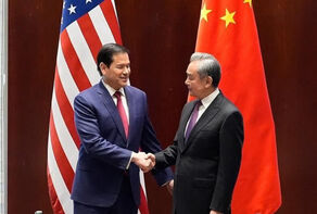 中美两国外长举行闭门会晤