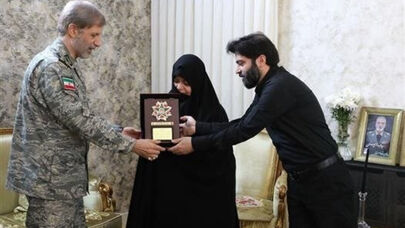 اهدای نشان فداکاری اعطاییِ فرمانده شهید کل قوا به خانواده شهید امیر سپهبد موسوی