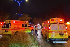 צעיר נהרג ועשרות נפצעו בפשיטה ישראלית על הגדה המערבית.