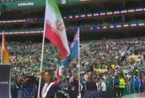 پرچم ایران در ورزشگاه افتتاحیه جام جهانی بالا رفت+فیلم