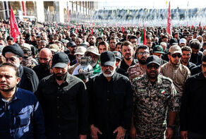 قائد الحرس الثوري يحضر مراسم صلاة الجنازة على جثمان الامام الشهيد