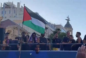 דגל פלסטין הונף במהלך חגיגות הזכייה של ספרד באליפות.
