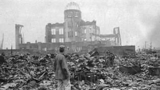 Ядерный преступник, герой мира; как рассказывалась история в обратном порядке?