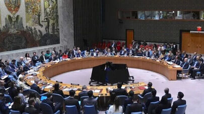 中方强烈反对个别成员国执意强推安理会恢复制裁伊朗，呼吁美国承诺不再动武，同伊朗真诚谈判