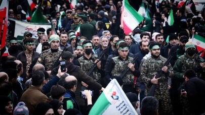 مسيرة "الفدائيين" في طهران.. استعراض حاشد يتقدمه بزشكيان تلبية لدعوة قائد الثورة الإسلامية