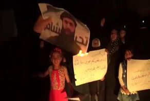 آخر التطورات في ادلب.. أهالي المدينة يحرقون صور الجولاني.. ومسؤول روسي ينتقد ممارسات أنقرة