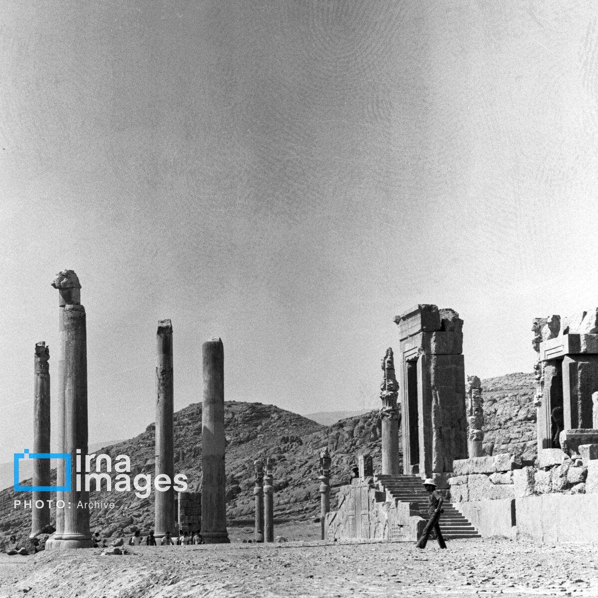 تخت جمشید در دهه 1340 (21)