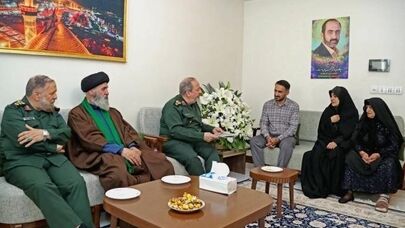 سردار ابن‌الرضا در دیدار با خانواده شهید فولادوند: خانواده‌های شهدا سرمایه‌های ارزشمند معنوی کشور هستند