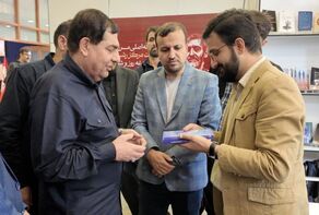 مخبر در بازدید از نمایشگاه قرار هشتم: باید حل مسائل کشور را به جوانان سپرد