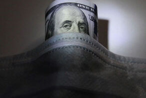 US Dollar at Risk of Sudden Collapse, Ex-IMF Official Warns