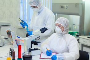مع بدء التجارب البشرية.. ايران تعتمد اللقاح المحلي والأجنبي معاً