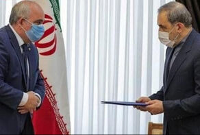 Ali Akbar Velayati receives President Putin's message to Grand Ayatollah Khamenei