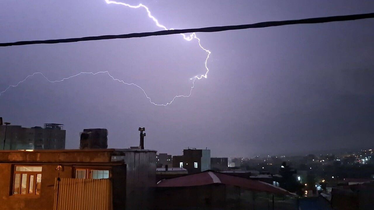 تندباد و باران شدید در بندرعباس؛ برق شهر قطع شد