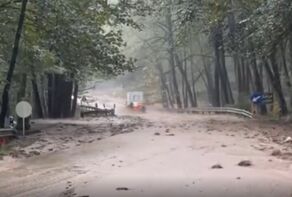 جاده عباس‌آباد ـ کلاردشت زیر هجوم آب و گل‌ولای؛ ایمن‌سازی همچنان ناتمام است