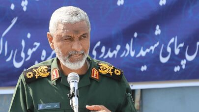 دریادار عظمایی: ناوهای آمریکا نزدیک تنگه هرمز شوند غرق‌شان می‌کنیم