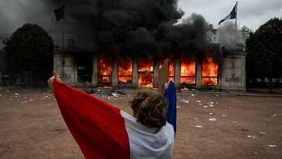 فایننشال تایمز: ضعفِ دولت مکرون دلیل ناآرامی های فرانسه است