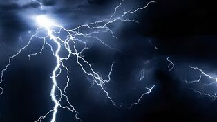 صاعقه در هرمزگان ۶۰ نخل را سوزاند؛ آتش‌سوزی دو تریلی در جاده بندرعباس