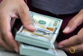 عرضه ۲ میلیارد دلار اسکناس به بازار ارز؛ سقف خرید دلار اعلام شد
